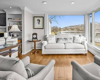 Candlewood Lake House - Danbury - Living room