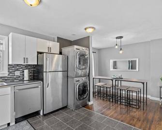 Cheerful Family Home 3 mins drive to UWindsor - Windsor - Kitchen