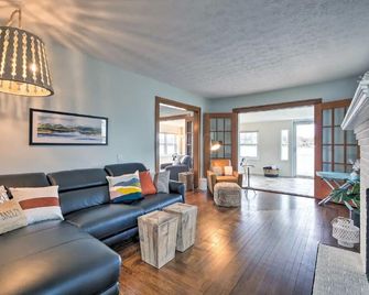 Lakefront Oasis - Hot Tub, Fire Pit & Ev Charger - Akron - Living room