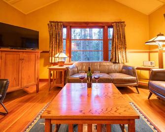 Johnston Canyon Lodge & Bungalows - Banff - Living room