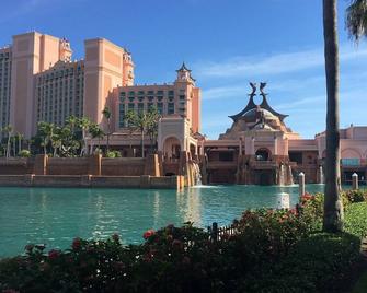 Full access to Atlantis water park - Νασσάου