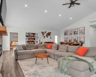 A Tranquil Escape for the entire family in the heart of the Thousand Islands - Rockport - Living room