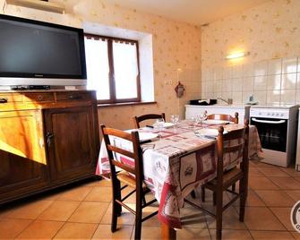 At Col du Pin Bouchain - Les Sauvages - Comedor