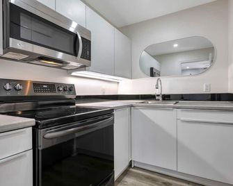 Boutique Old Town Studio | Beautifully Designed, Steps to Harbour - Lunenburg - Kitchen
