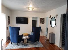 Cute Cottage-2 min from downtown Lincoln - Lincoln - Wohnzimmer