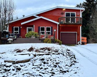 The Spruce Cape Collective - 5 Bed - House with Fireplace - Kodiak - Building