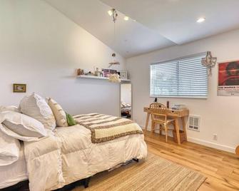 Gorgeous modern 4 BDR 5 acre family farmhouse in Point Roberts Washington - Point Roberts - Bedroom