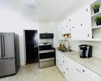 Prime Location Duo Nest & Rest - Kingston - Kitchen