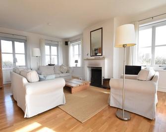 Beautiful villa on Terschelling in the dunes, 150 meters away - Midsland - Living room