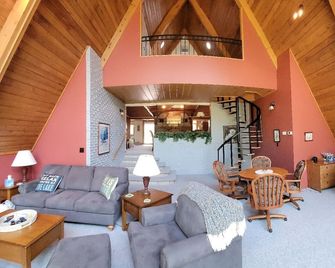 Gorgeous and Private Lakefront Home - Marquette - Huiskamer