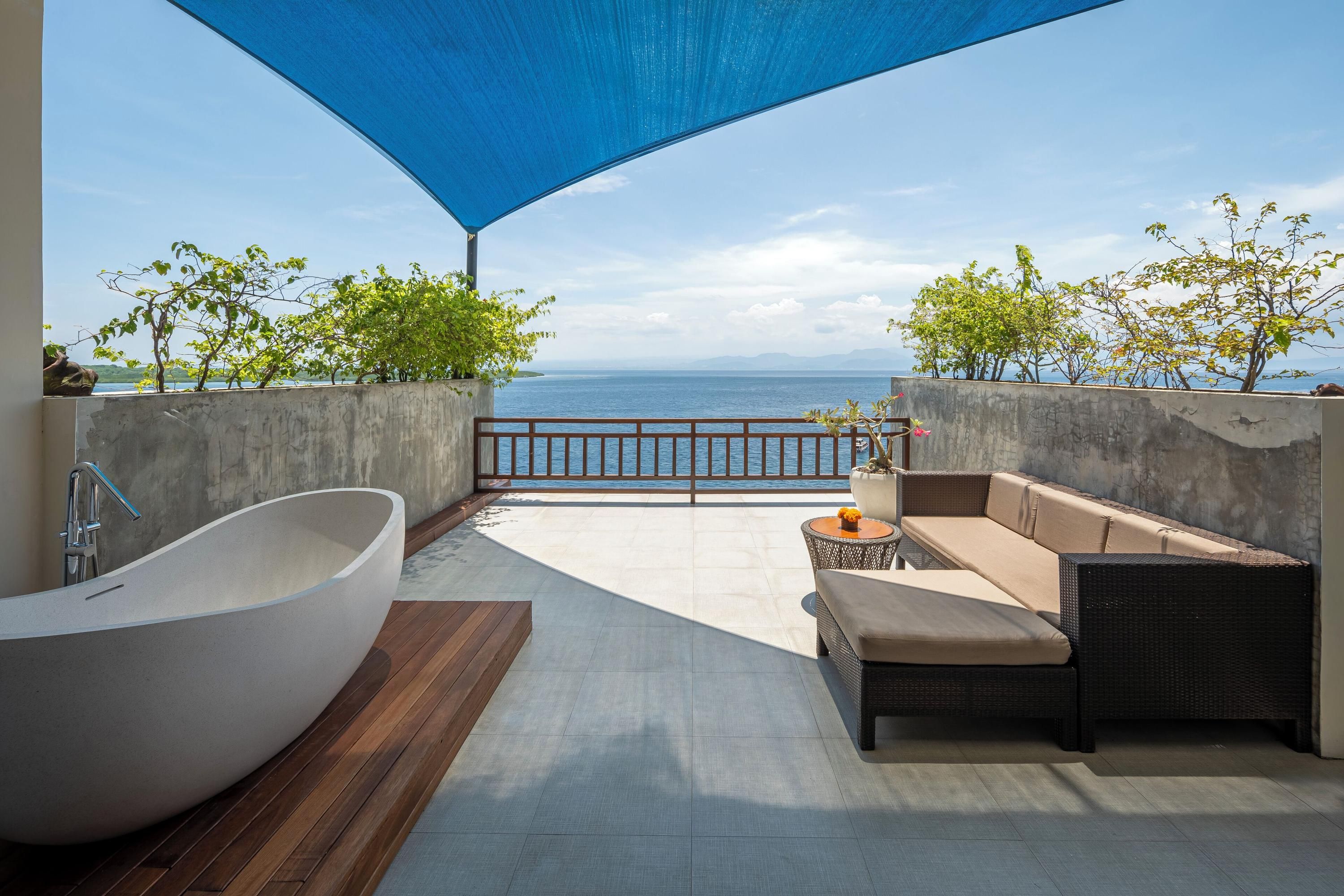 أديوانا وارناكالي ريزورت - جزيرة نوسا بينيدا - شرفة