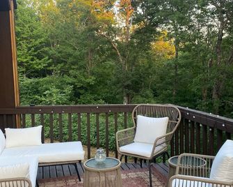 Private Wisconsin getaway 25 minutes from Hayward with hot tub! - Solon Springs - Balcony