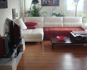 Cozy and bright room in the heart of Rennes - רן - סלון