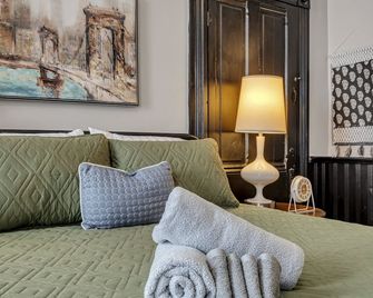 Ross & Ashley's Retreat (117 Marion St, #1) - Clarksville - Room amenity