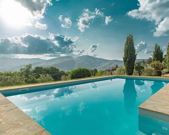Villa San Martino, two houses sharing a fenced pool, San Martino private villa - Lisciano Niccone - Piscina
