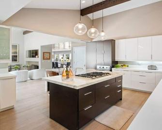 Estate unlike any other with pool indoor outdoor living - לוס אנג'לס - מטבח