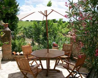 Rental apartment in provencal farmhouse, in the countryside (laurels) - Lézan - Patio