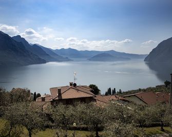 Hotel Miranda - Riva di Solto - Вигляд зовні