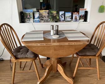 Cozy Cabin in the Woods - Anchor Point - Dining room
