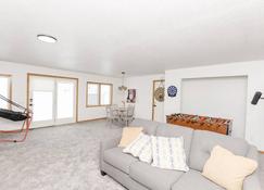 New Remodeled Townhome Close To Downtown - Fargo - Living room