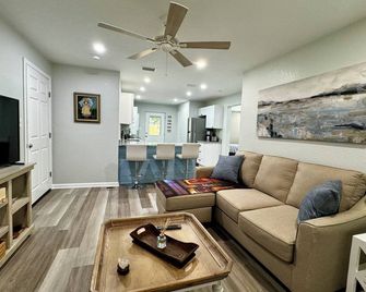 Charming 2-bedroom cottage with full kitchen and WiFi in Pensacola. Sleeps 4. - Pensacola - Living room