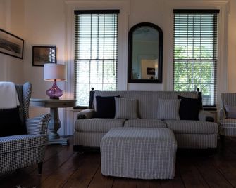 Large pool 4-bedroom farmhouse in Hudson with Mountain View’s pet friendly - Hudson - Wohnzimmer