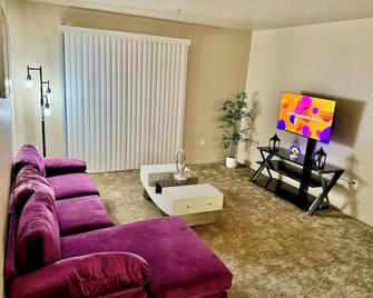 Spacious - Elegant 3br - Pet - Friendly - Elk Grove - Elk Grove - Living room