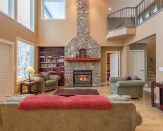 Superb Odin Road Location Backing onto Skiway Hot tub, Garage, Laundry, BBQ - Lumby - Living room