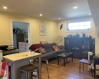 1-BR apt 0.5-mile to Acadia National Park & 1-mile to downtown - Bar Harbor - Living room