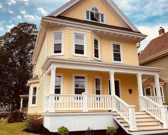 Hillsborough St. Suites 3 Bdrm Downtown Ch'town - Charlottetown - Building