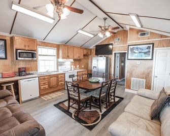 Venice Louisiana Fish and Hunt Camp (House Boat) - Venice - Kitchen