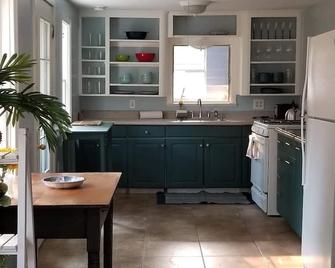 Charming/Private Home on Deodar Pine-lined St. - Pasadena - Kitchen