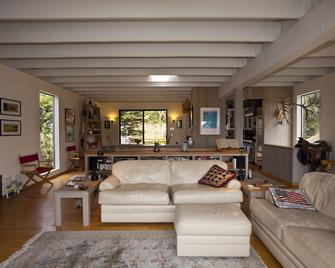 Camp David ~ A Light Filled Contemporary Home. Minutes From Beach. Sleeps 4. - Dillon Beach - Living room