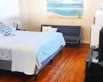 Suite# 1. Room just 4 min walk to West Bay Beach - West Bay - Bedroom