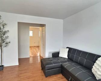 10 min City Center - 2 Bedrooms - 6 people - AC - Quebec - Sala de estar