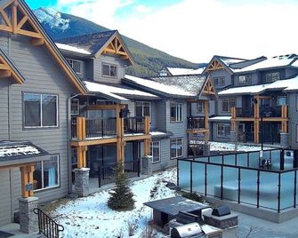 Copperstone Resort - Mountain View Suite - Dead Man's Flats - Edificio