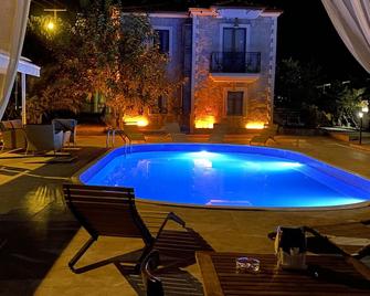 Hoha's Boutique Hotel - Behram - Zwembad