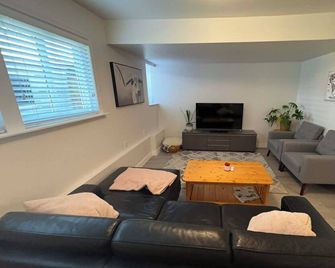 peaceful quiet setting in heart of city - Langley - Living room