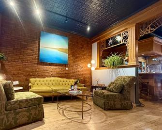 The Benjamin Hotel - Watkins Glen - Salónek