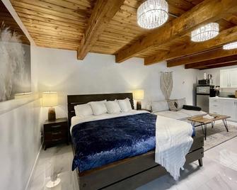 Waterfront Hot Tub Firepit King Bed - 6H - Ucluelet - Ložnice