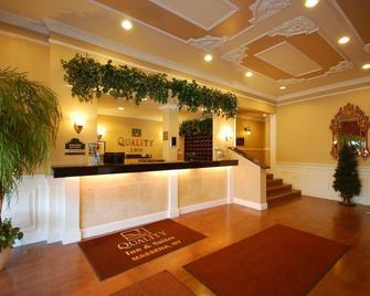 St Lawrence hotel - Massena - Front desk