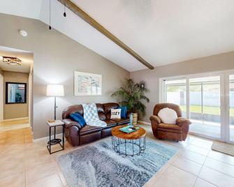 Largo Beach Retreat - Largo - Living room