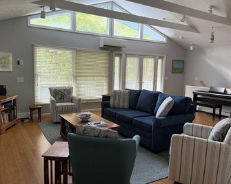 Contemporary Pet-Friendly Year-round Retreat. In the Woods, Walk to Town. - Vineyard Haven - Living room