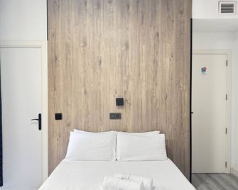 Sunny Double Room with Bathroom Gran Via | R132 - Madrid - Schlafzimmer