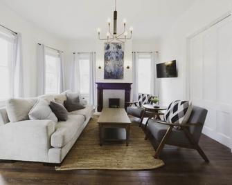 3bdr Modern Downtown Gem Walk To Forsyth Park! - Savannah - Living room