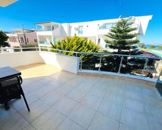 Rose Garden Hotel Akbuk - Akbük - Balcón