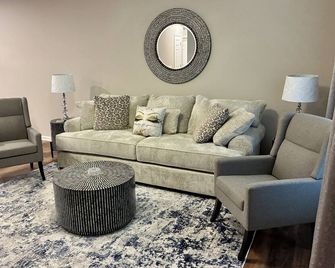 The is no place like home……. Except here! Magical 3 bedroom family friendly home - Ottawa - Sala de estar