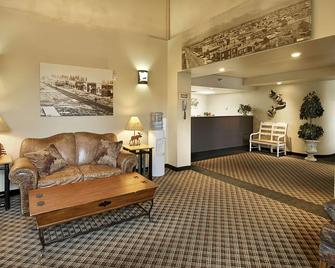 Ramada by Wyndham Anchorage Downtown - אנקוראג' - סלון