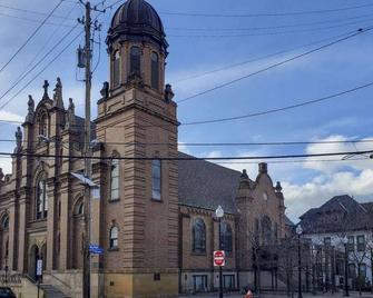 Updated Cleveland Apt: Heart of Little Italy! with Massage Chair & Hot Tub! - Cleveland - Edificio