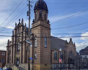 Updated Cleveland Apt: Heart of Little Italy! with Massage Chair & Hot Tub! - Cleveland - Edificio